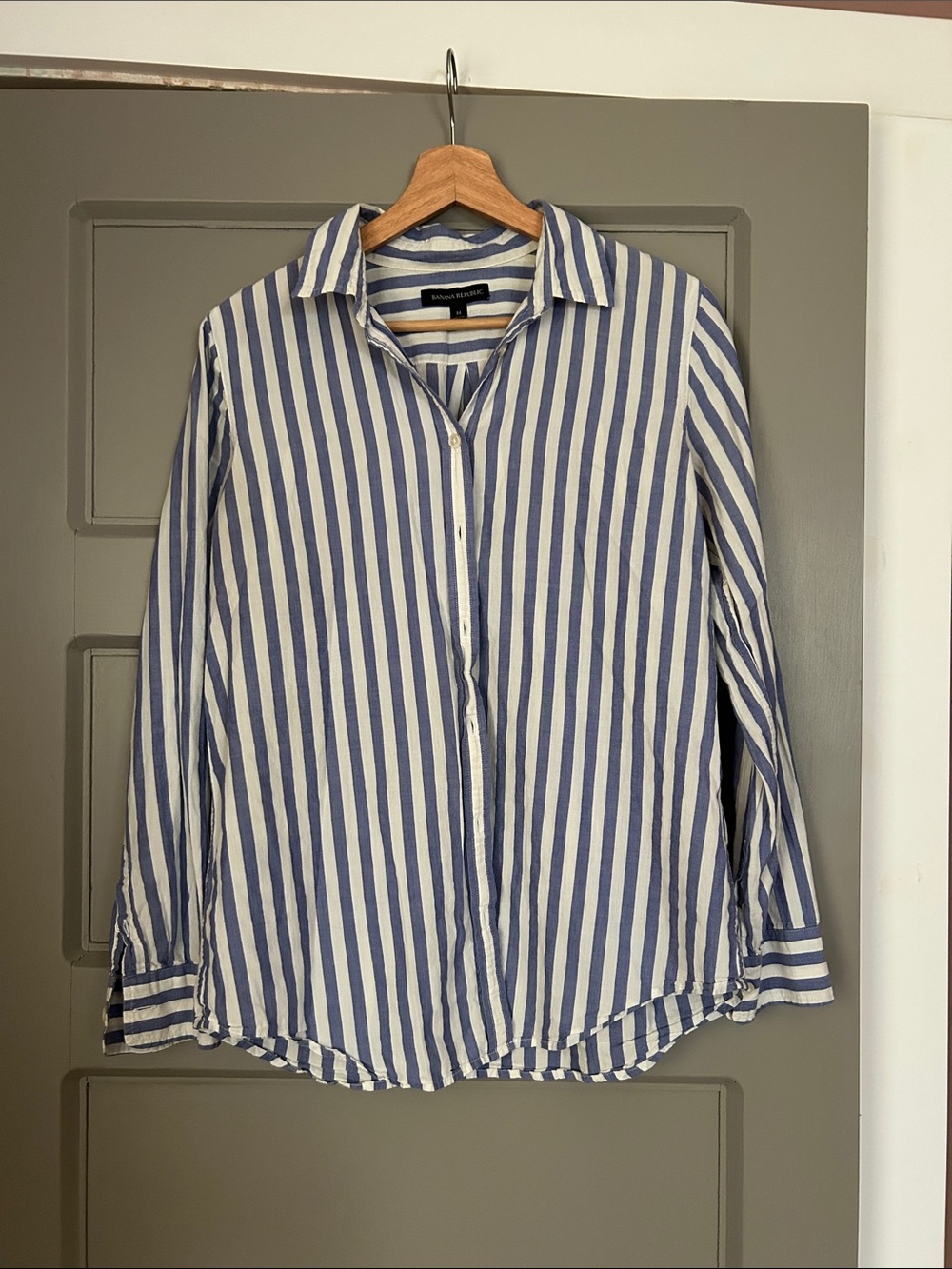 Banana Republic Blue and White Vertical Stripe Shirt- 100%Cotton - M